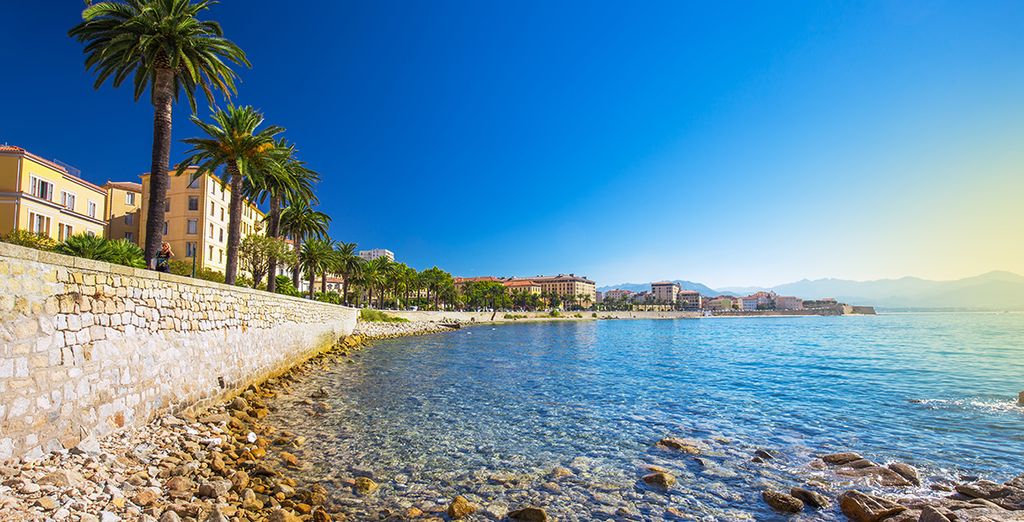 Golden Tulip Porto-Vecchio met vluchten of ferries