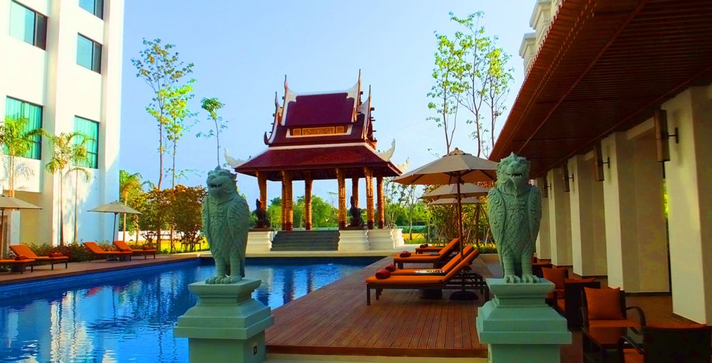 Glow Trinity Silom, River Kwai Jungle Raft y Mida Dhavaravati Grande