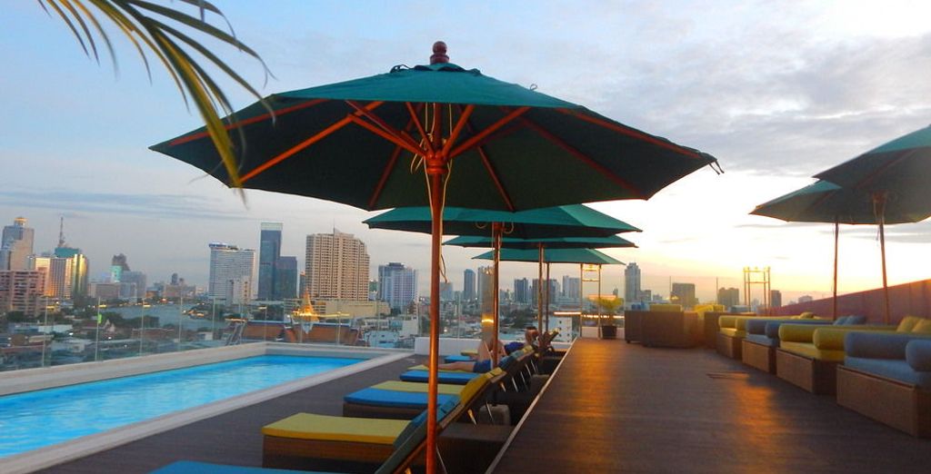 Royal Hotel Chinatown y The Beach Club by Haad Tieen