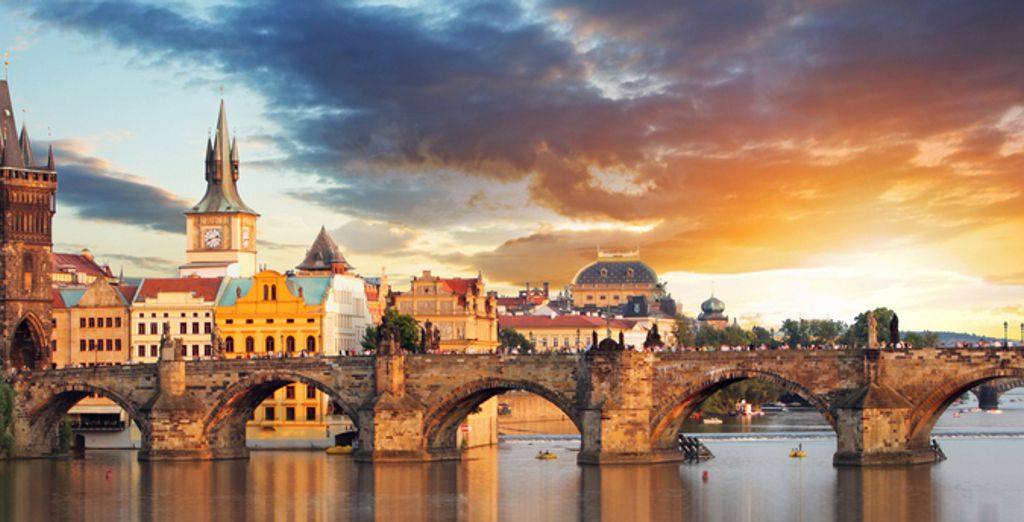 Le pont Charles et la Vltava à Prague, au coucher du soleil