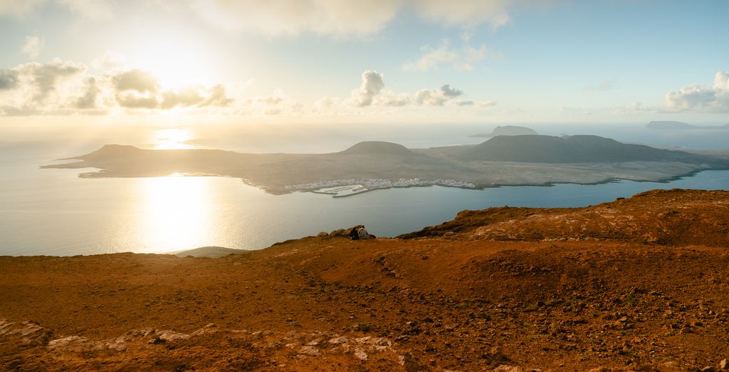 L’archipel Chinijo vu du Mirador del Río, au nord de Lanzarote, au coucher du soleil