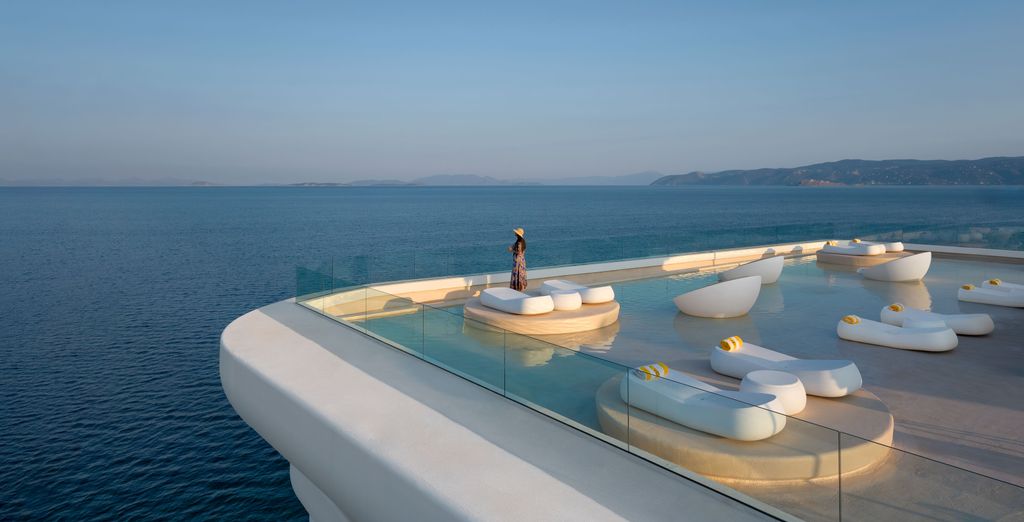 Piscine à débordement de l'Isla Brown Corinthia Resort Curio by Hilton 5 étoiles, face au golfe Saronique