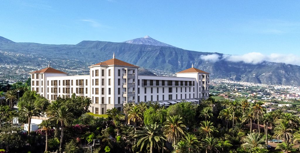 Façade du Gran Hotel Taoro, palace historique de Puerto de la Cruz, adossé aux versants du nord
