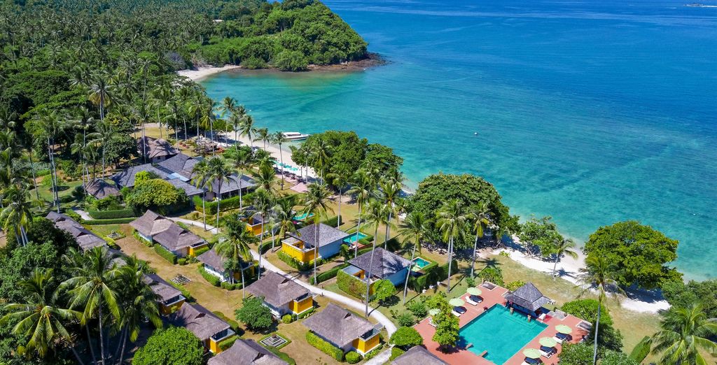Vue aérienne d&rsquo;un resort thaïlandais au bord d&rsquo;une mer turquoise