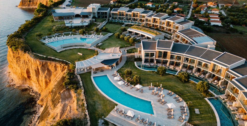 Vue aérienne des piscines du Zélia Halkidiki 5 étoiles, a Destination by Hyatt Hotel
