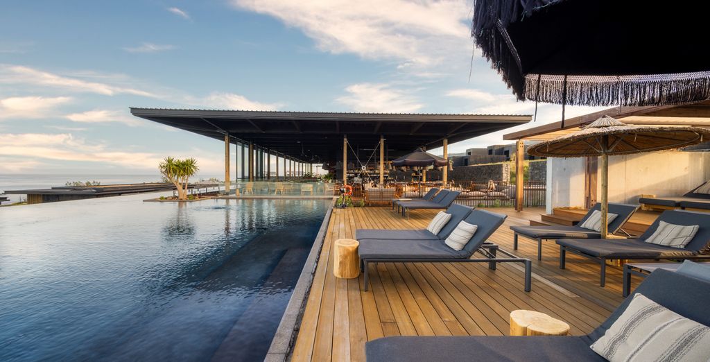 WOOD Hotel et Spa 4 étoiles, à La Saline, piscine à débordement face à l’océan