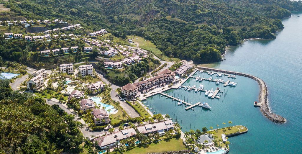 La baie de Samana, sa marina et les collines vertes de la presqu’île
