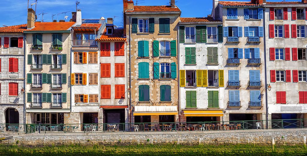 Maisons basques à colombages rouges au bord de l'eau, sur la côte basque