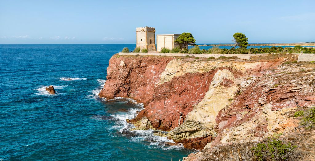 Falaise ocre surmontée d’une tour de guet, sur la côte de Terrasini