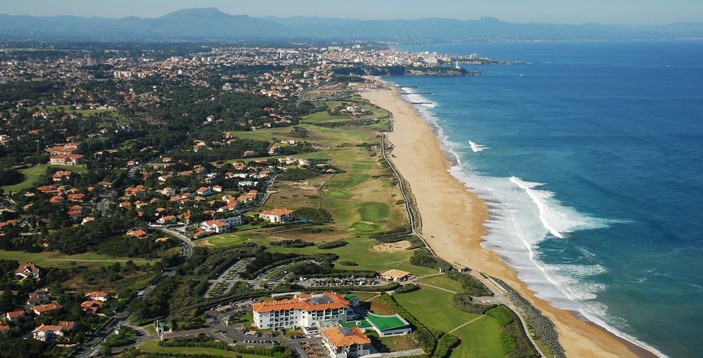 La côte basque vue du ciel, entre plages de sable et falaises