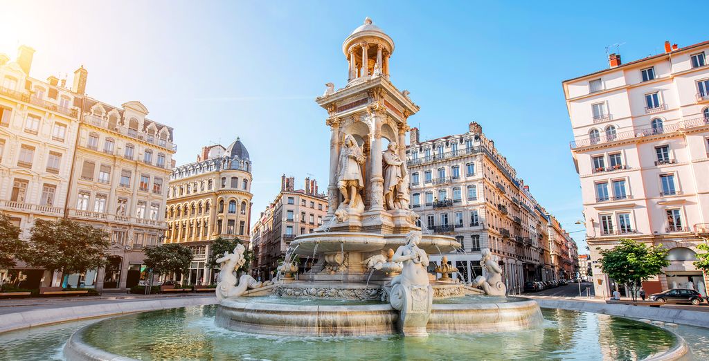 Fontaine et façades haussmanniennes d'une place du centre de Lyon