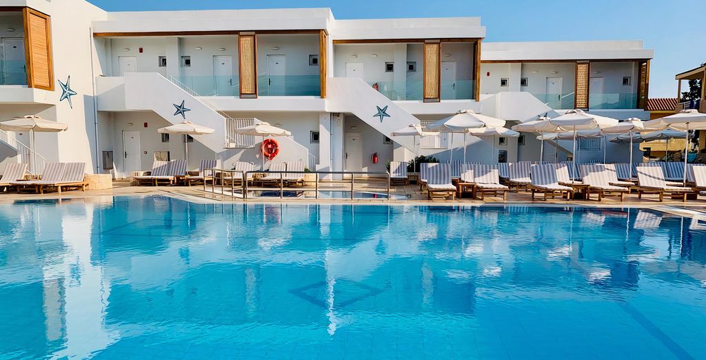 Aelius Hotel & Spa 4 étoiles, piscine et bâtiments blancs près d'Héraklion