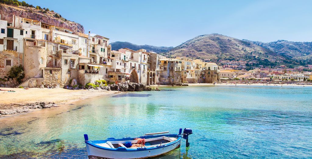 Une barque devant les maisons de pêcheurs de Cefalù, sur la côte nord de la Sicile