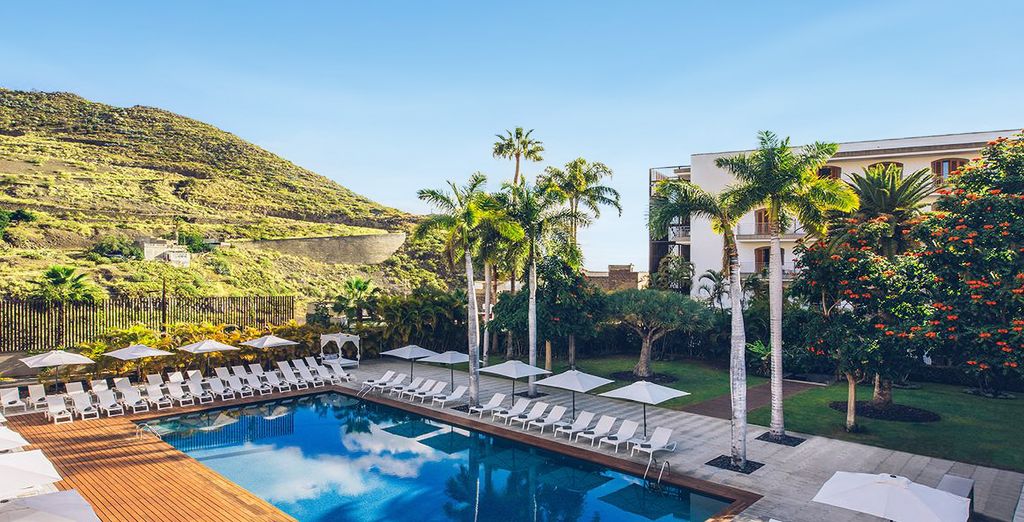 La piscine de l’Iberostar Heritage Grand Mencey 5 étoiles, adossée aux collines d’Anaga à Santa Cruz de Tenerife