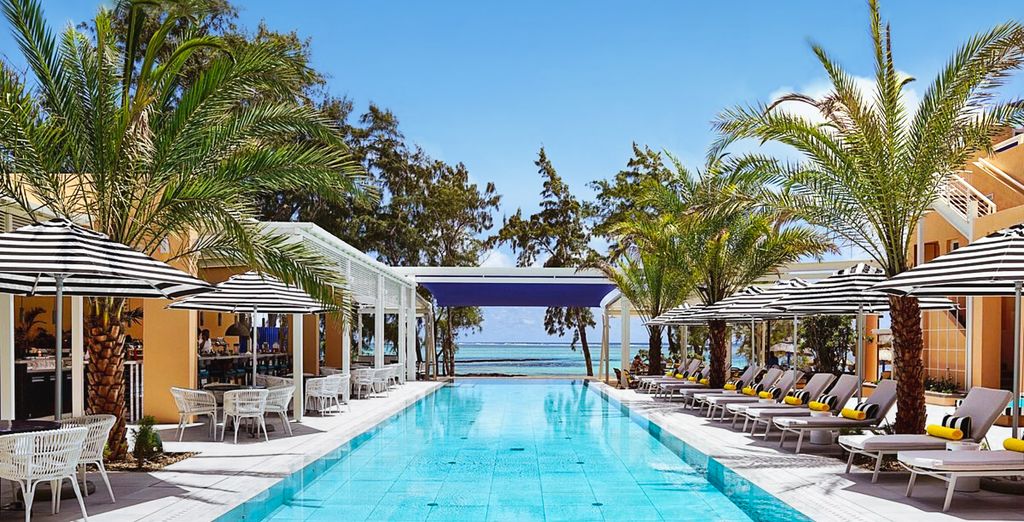 Hôtel Salt of Palmar 5 étoiles, piscine bordée de palmiers sur la côte est de Maurice