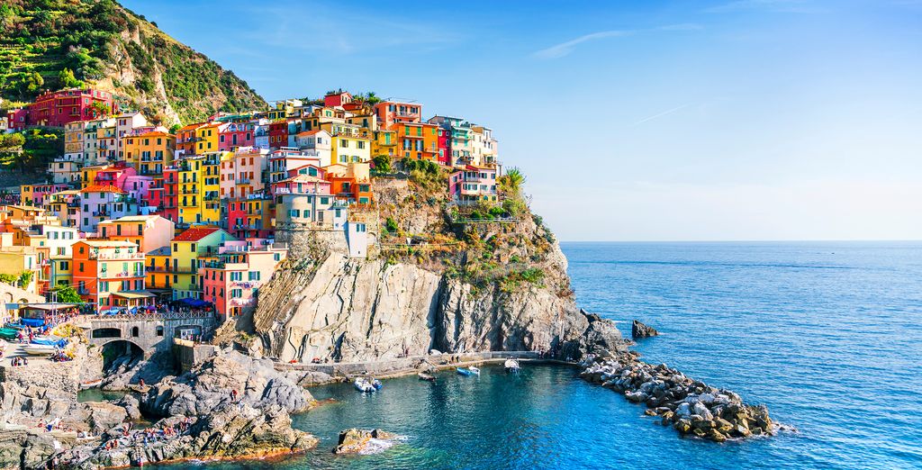 Les maisons colorées d'un village des Cinque Terre accrochées à la falaise, en Ligurie