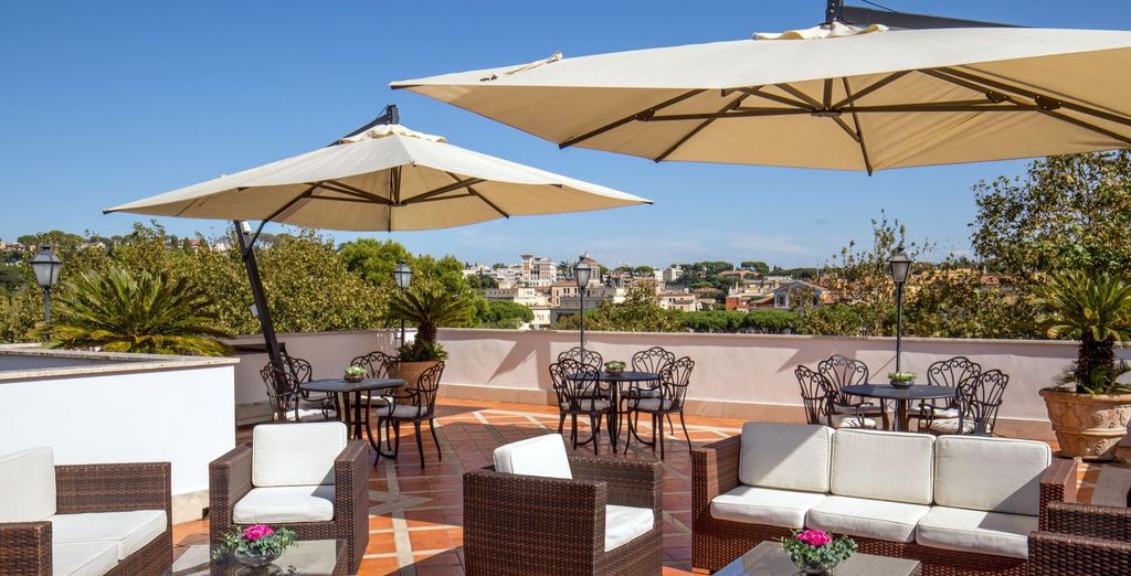 Terrasse en toiture avec parasols au-dessus des toits de Rome