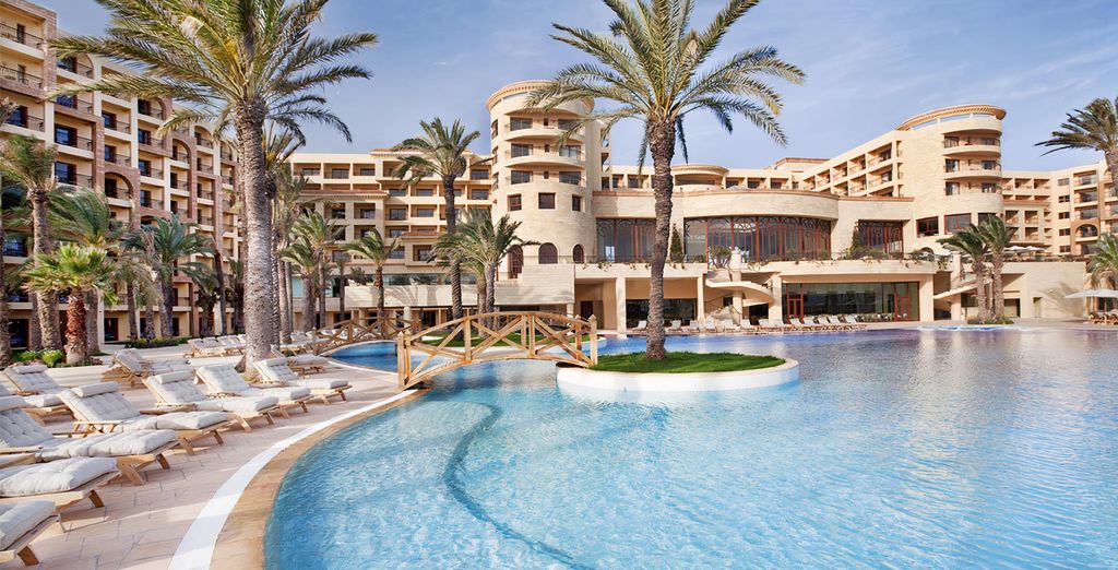 Piscine et palmiers du Movenpick Marine Sousse