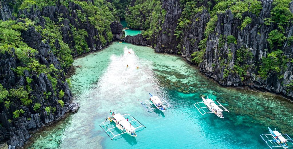 Bangkas amarrés dans un lagon de l’archipel de Bacuit, à Palawan