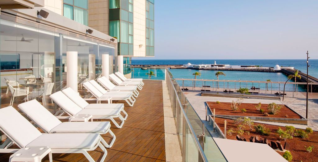 Terrasse de l’Arrecife Gran Hotel & Spa 5 étoiles face à l’océan, à Lanzarote