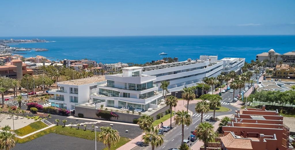 Vue aérienne d’une résidence blanche au bord de l’océan, sur la Costa Adeje