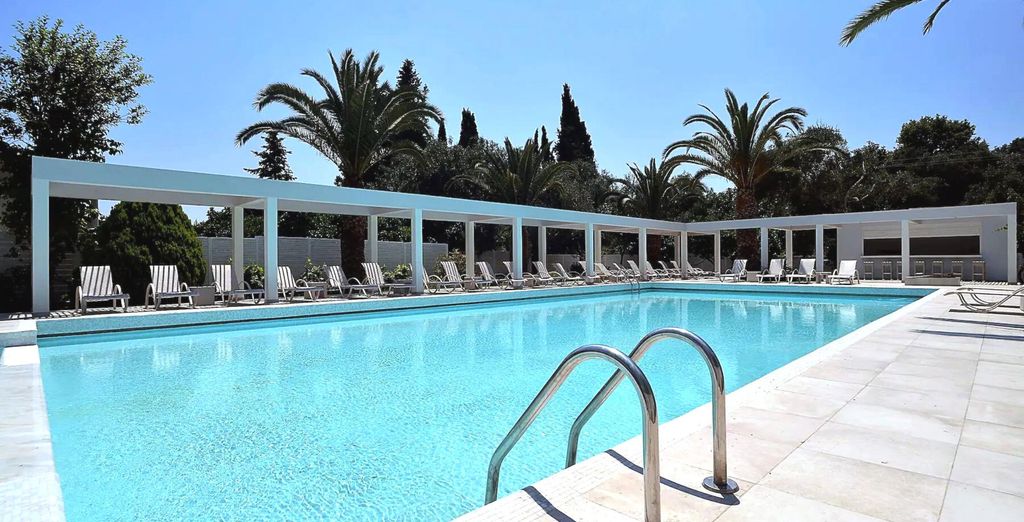 Piscine et colonnade du TRYP by Wyndham Corfu Dassia 4 étoiles, à Corfou