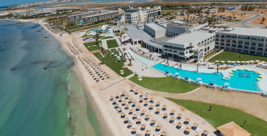 Vue aérienne de la plage de Skanès et de ses hôtels de bord de mer, en Tunisie