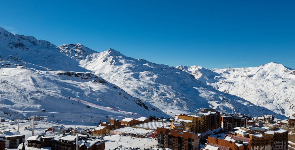 La station de Val Thorens vue d’en haut, entourée de sommets enneigés