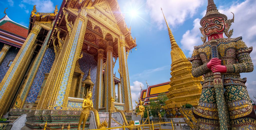 Chedis dorés d&rsquo;un temple bouddhiste de Bangkok