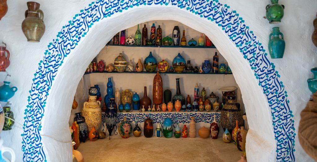 Poteries tunisiennes exposées dans une niche voûtée d&rsquo;un souk