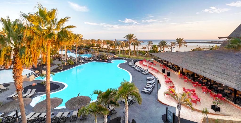 Piscine et palmiers du Club Eldorador Barcelo Fuerteventura Mar 4 étoiles