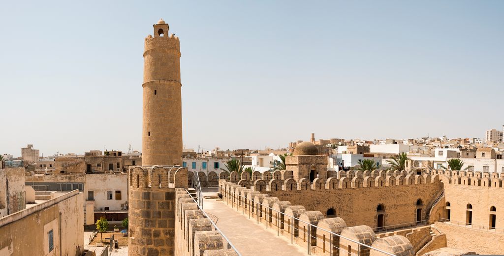 Ribat fortifié et médina tunisienne au bord de la Méditerranée