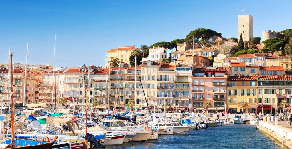 Barques colorées et façades d'un port de la côte méditerranéenne française