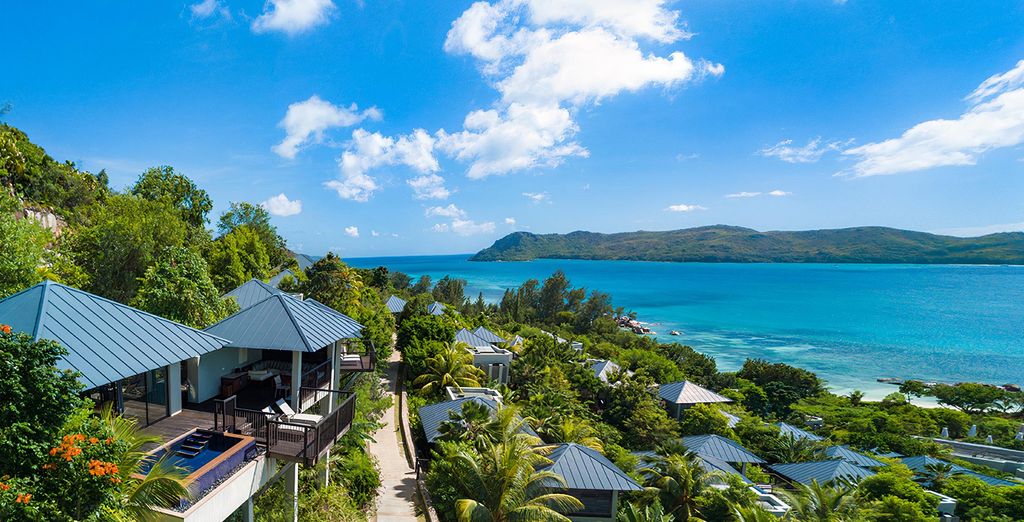 Plage seychelloise bordée de blocs de granit et de végétation tropicale