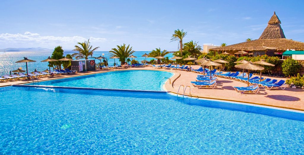 ÔClub SBH Royal Monica à Lanzarote, grande piscine et palmiers
