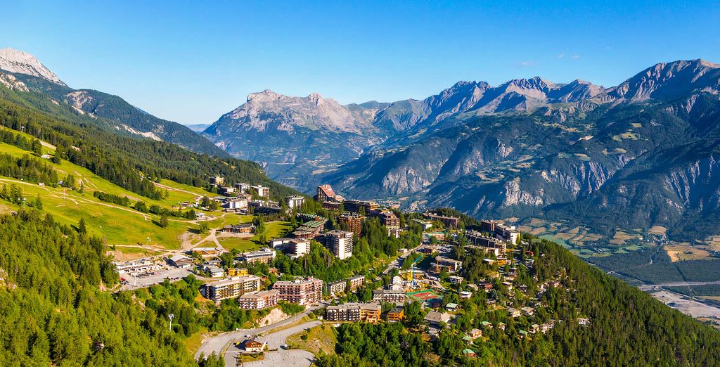 Pra-Loup, le village et les chalets au-dessus de la vallée de l'Ubaye, Alpes du Sud