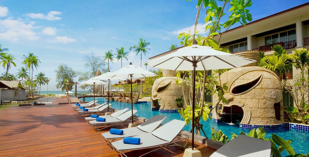 Piscine et transats sous les parasols du Kappa Club Thai Beach Resort, à Khao Lak