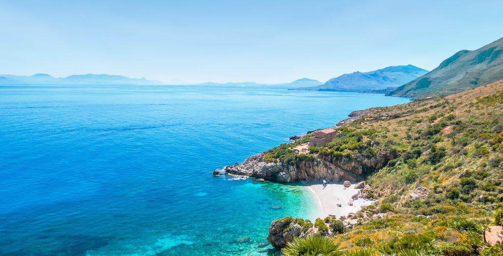 Baie turquoise et promontoire vert du golfe de Castellammare, en Sicile occidentale