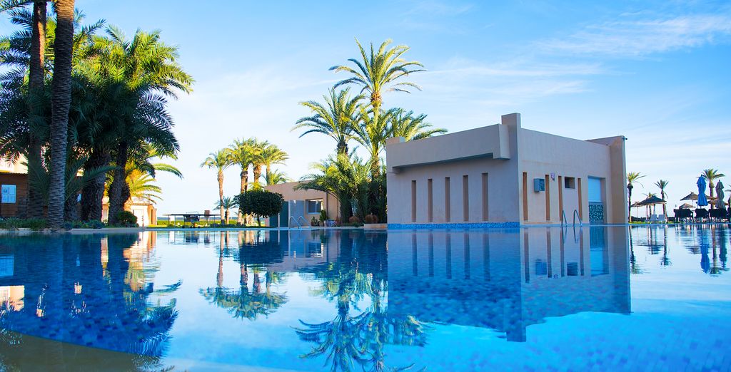 Piscine et pavillon blanc du Magic Life Skanes Family Resort