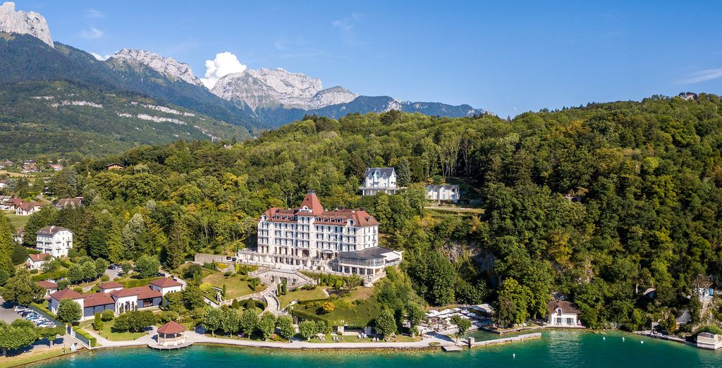 Hôtel Le Palace de Menthon 5 étoiles, au bord du lac d'Annecy