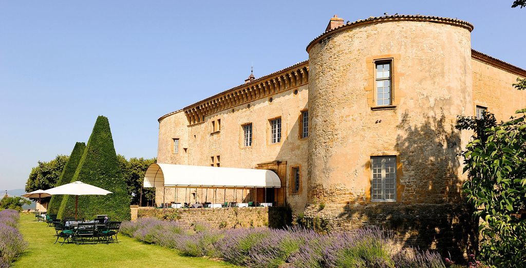 Château de Bagnols 5 étoiles, forteresse du XIIIe siècle, au pays des Pierres Dorées