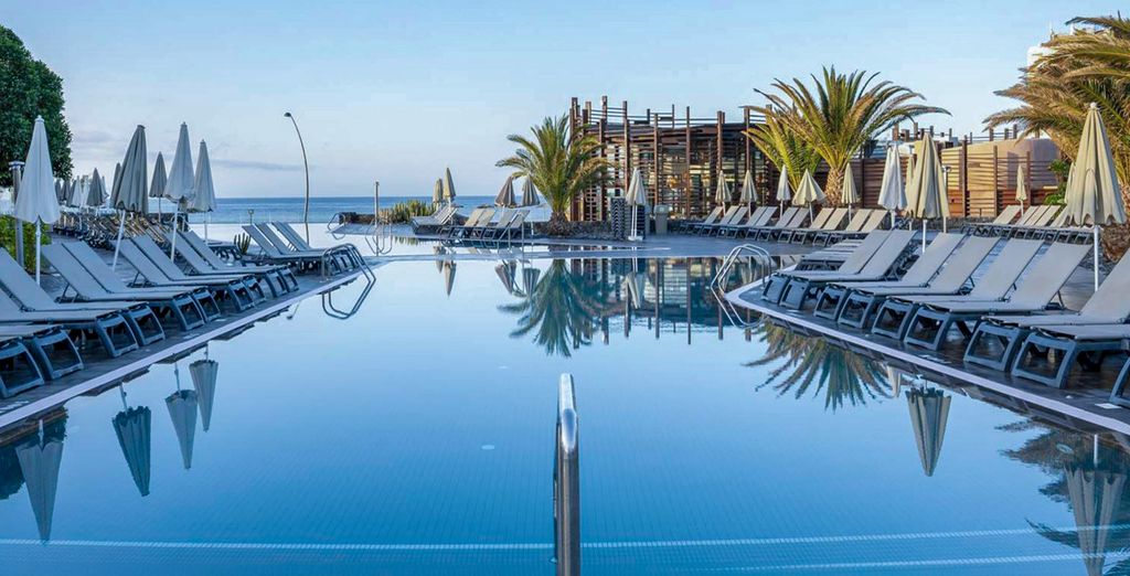 Piscine à débordement et transats face à l’Atlantique, au sud de Ténérife