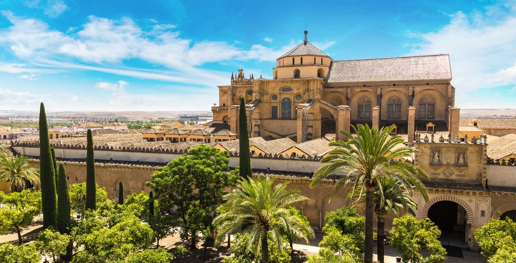 La Mosquée-cathédrale de Cordoue et le pont romain sur le Guadalquivir