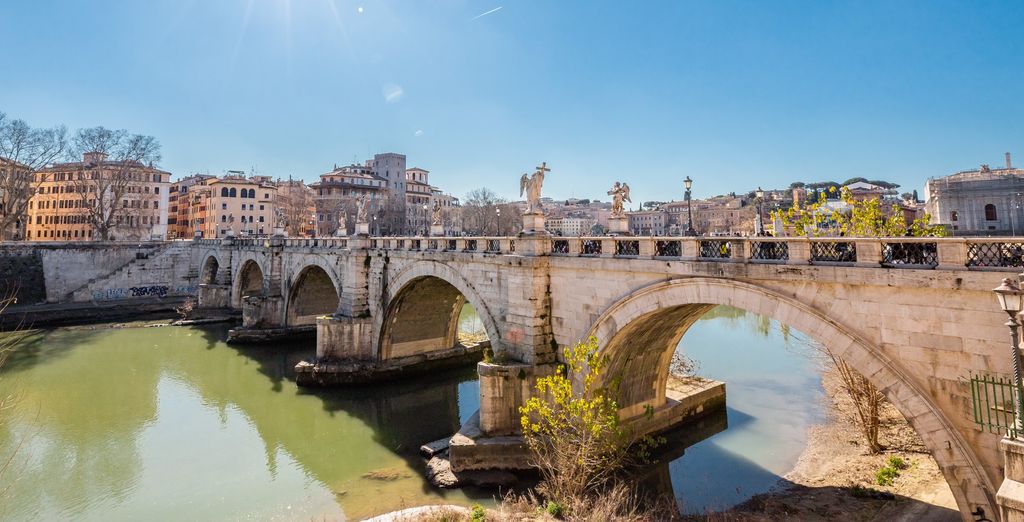 Le Tibre, un pont et les toits de Rome, point de départ vers Spolète