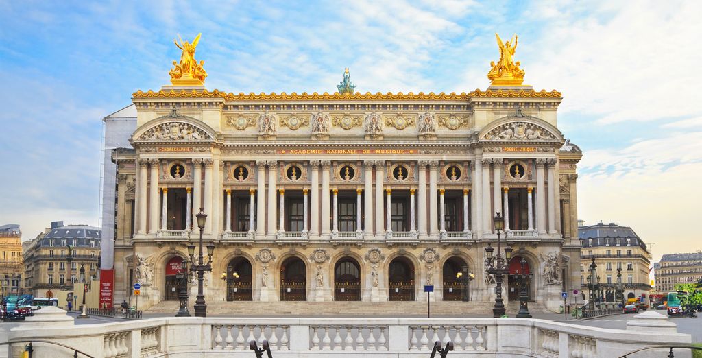 La façade de l'Opéra Garnier à Paris, vue depuis la place de l'Opéra