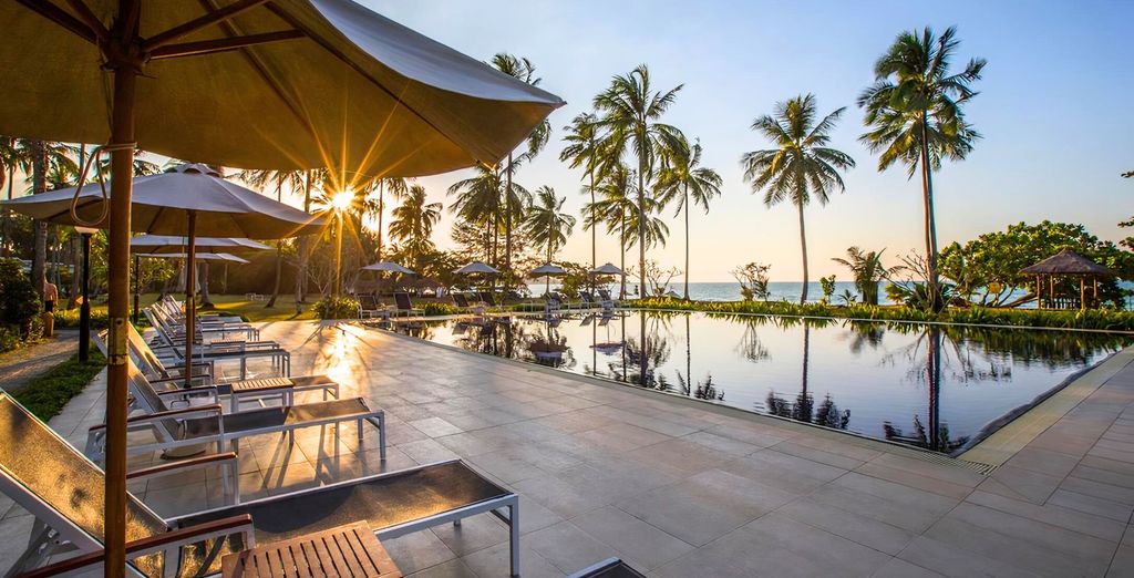 Terrasse de plage et cocotiers au coucher du soleil, à Karon