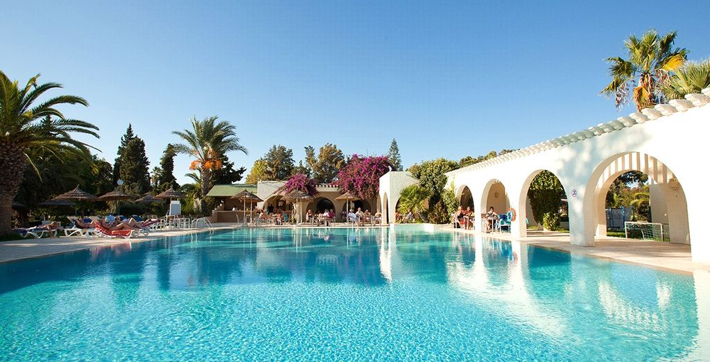 Grande piscine et architecture blanche de l&rsquo;hôtel Seabel Alhambra, près de Sousse
