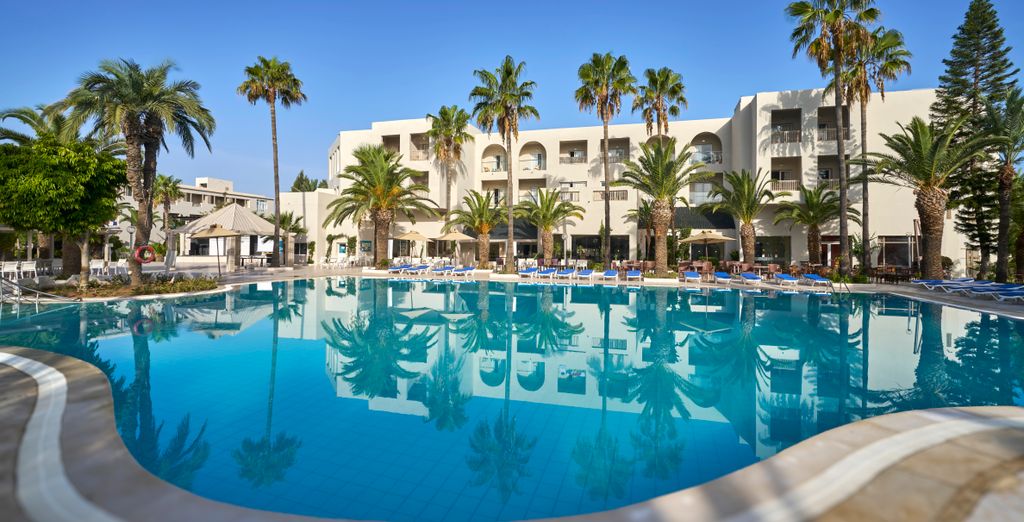 Grande piscine bordée de palmiers du Tui Suneo Palm Beach Skanes