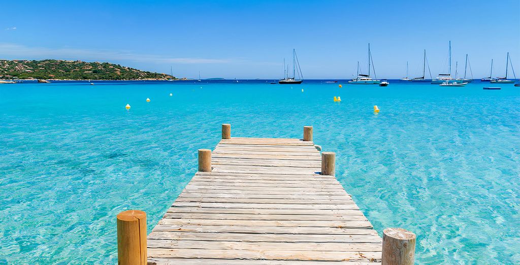 Ponton de bois sur l'eau turquoise de Santa Giulia, au sud de Porto-Vecchio