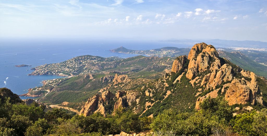 Le massif de l'Estérél et la côte rouge du Var, près de Roquebrune-sur-Argens